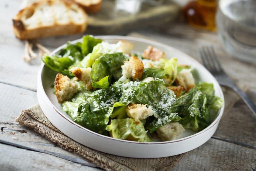 크루통&파마산이 올려진 Caesar Salad