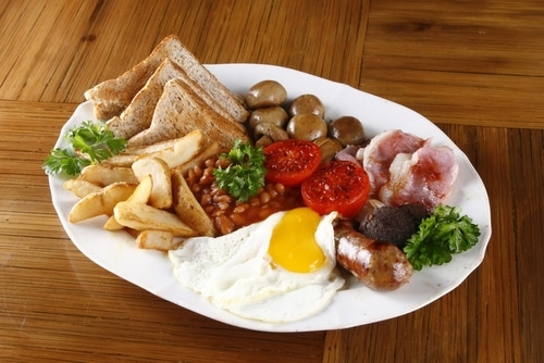 브런치-플래터소시지-베이컨-달걀-토마토-버섯-감자-쐐기-콩-및-토스트