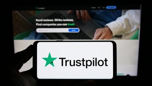 Trustpilot Group plc의 로고(휴대폰에서)
